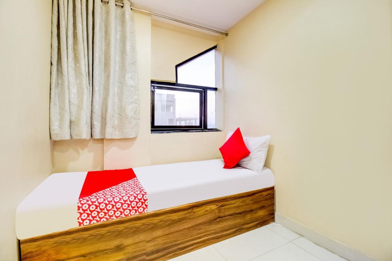 Oyo 81625 Hotel Radhika Manmad Экстерьер фото