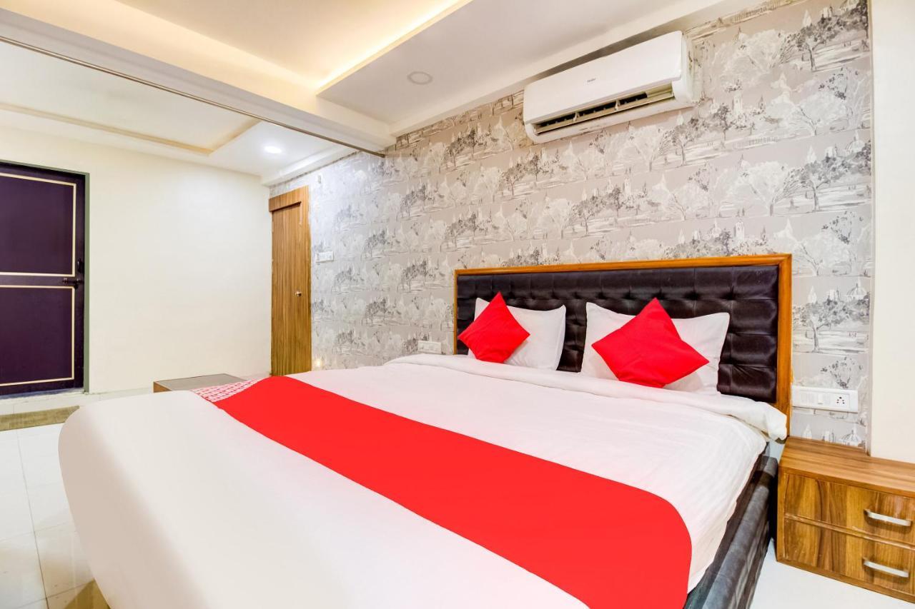 Oyo 81625 Hotel Radhika Manmad Экстерьер фото