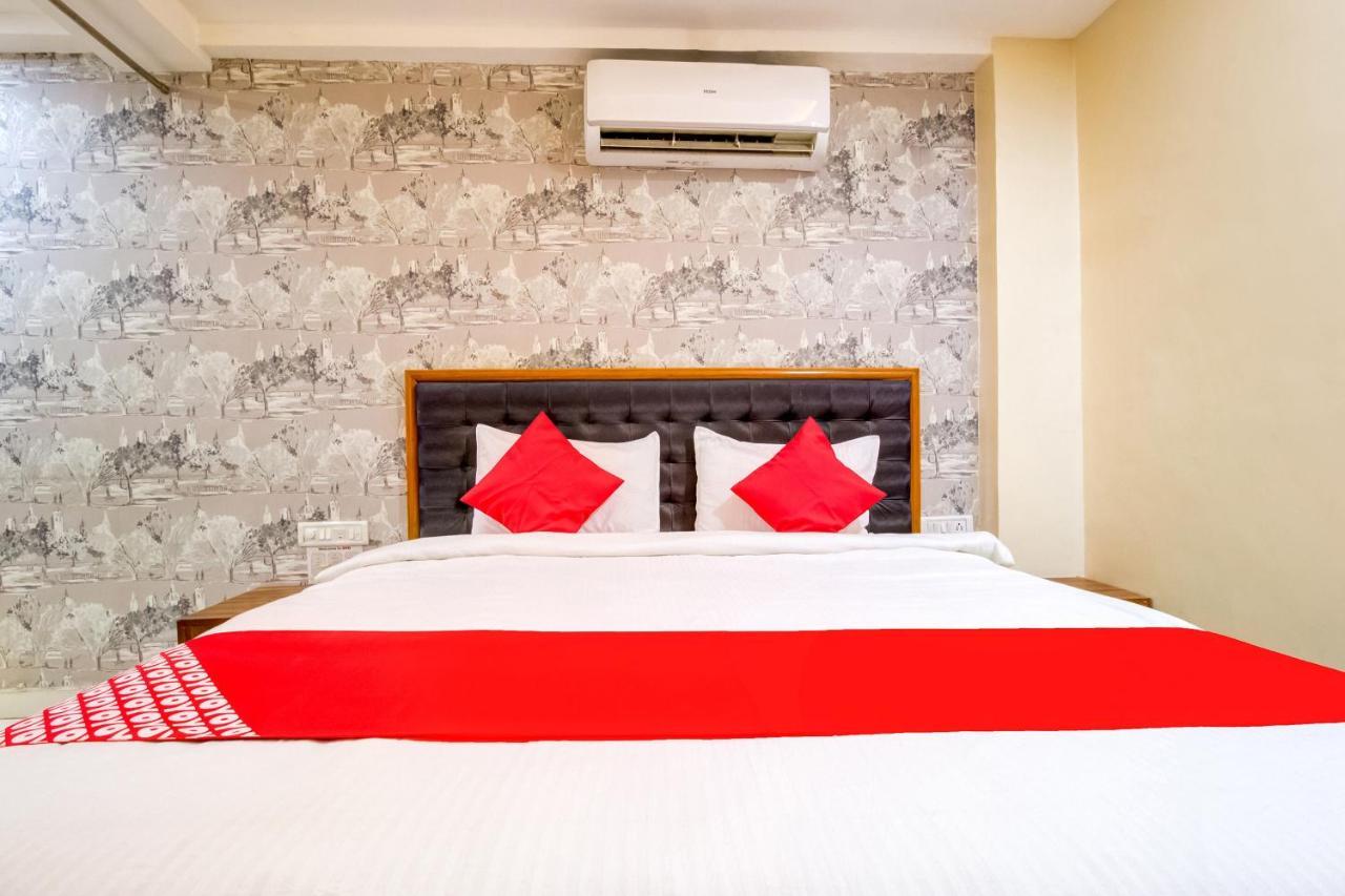 Oyo 81625 Hotel Radhika Manmad Экстерьер фото