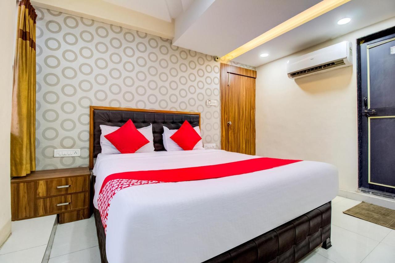 Oyo 81625 Hotel Radhika Manmad Экстерьер фото