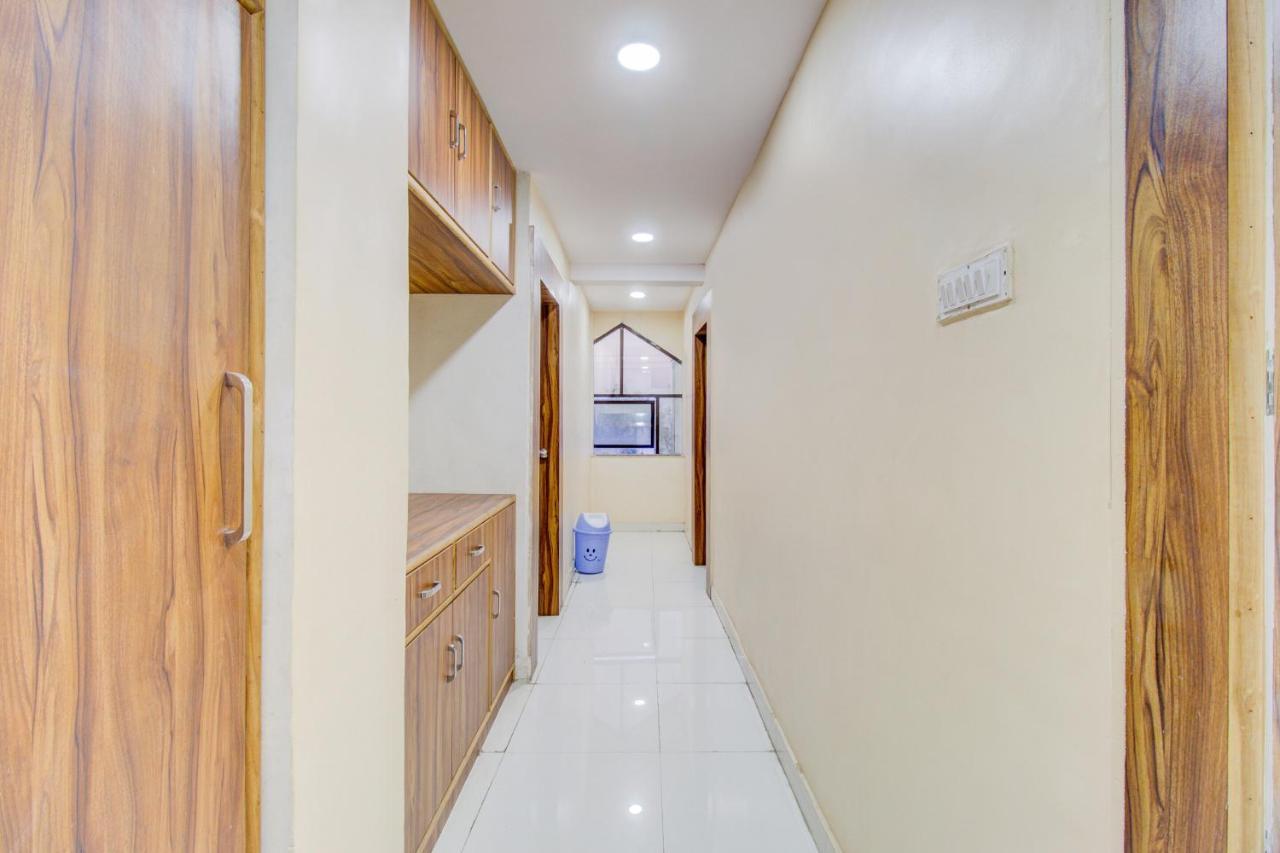 Oyo 81625 Hotel Radhika Manmad Экстерьер фото