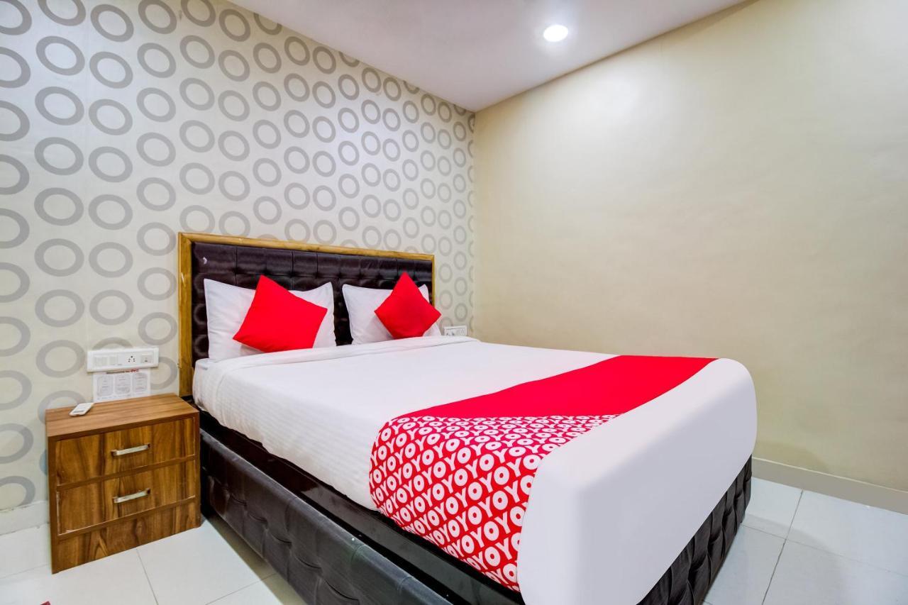 Oyo 81625 Hotel Radhika Manmad Экстерьер фото